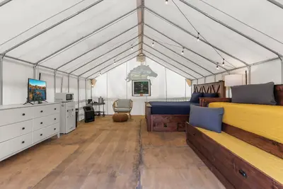 Image de Furnished Glamping Tent/King Bed/Access to the Red River - Hallowed Horse - #2