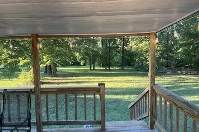 Image de Mid-lake home conveniently located in quiet neighborhood with boat ramp.