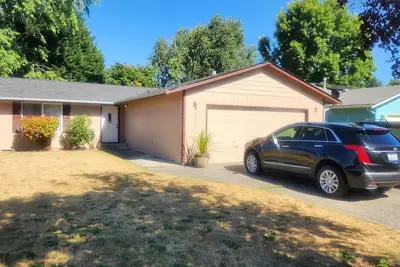 Image de NIce house in quiet residential neighborhood  2 blocks from the Park.