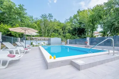 Image de A house with a salt pool in the middle of nature not far from the sea.