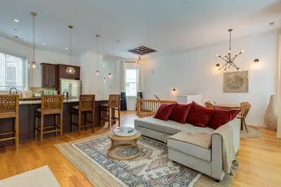 Image de Breathtaking & Bright: Designer 2bd with Garage by AllSet Turnover