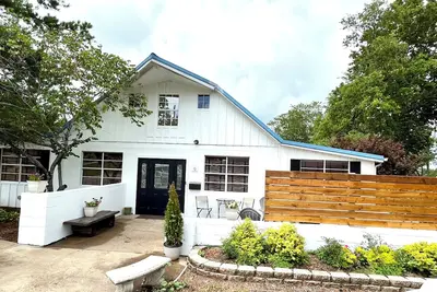 Image de Retro-Chic House at Grand Lake w/ Hot tub Sleeps 12. Minutes from boat ramp!