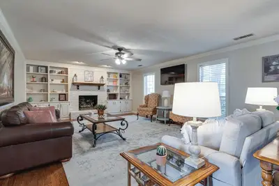 Image de 4 bed 3 1/2 bath Home Upscale Neighborhood