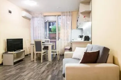 Spacious Souterrain Studio Apartment - Top Centre