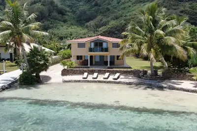 Image de Relax on the Oceanfront porch or wake up to the sound of waves on your balcony