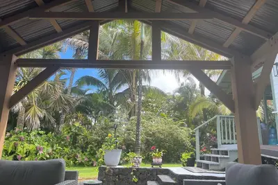 Image de Tropical oasis with refreshing pool by the ocean