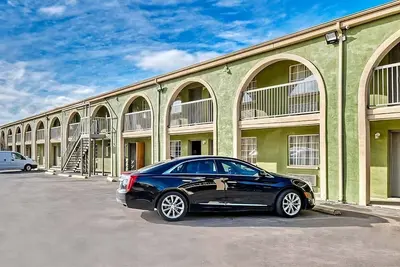 Image de Relax and Unwind in Style! 2 Convenient Units, Pets Allowed, Free Parking!