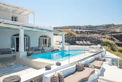 Image de Exquisite Oia Retreat | 2-Bedroom Luxury Suite | Private Pool & Mesmerizing Sunset Views | Executive Villa Ode
