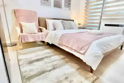 Image de Sweet Life Staycation Studio Queen Bed Washer\n
