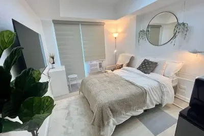 Image de Light and Airy Staycation Studio in Azure North\n
