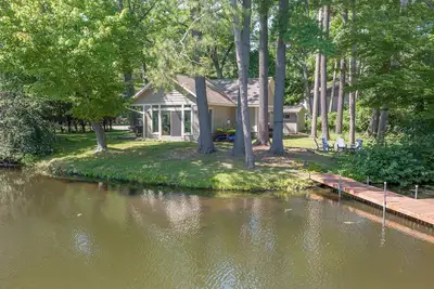 Image de Modern lake house with kayaks and paddle-boards