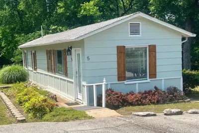 Image de Charming Cottage #5 with Lake View & Hot Tub - Sleeps 4 - minutes from boat ramp