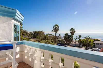 Image de Malibu ocean view private gated house steps down to the quiet Broad Beach