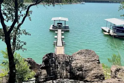 Image de Lakehouse front property swim off pier!