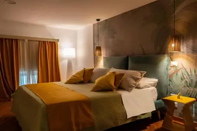 Two rooms chiaia 37