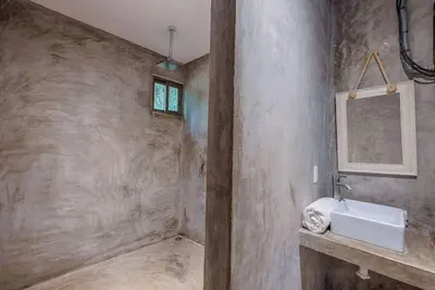 Image de Over the lagoon's water Lagoon front