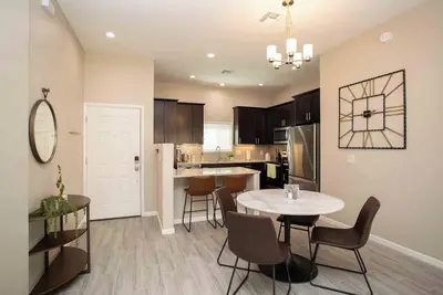 Image de New Modern Retreat - In Luxury & Close To It All!