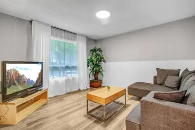 Image de Whole Duplex! 6-bedrooms located near River Valley 10173