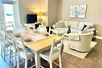 Image de Large Executive & New Spacious 3 Bdrm Home, 30 min to Dt! Free Parking, Fast Net