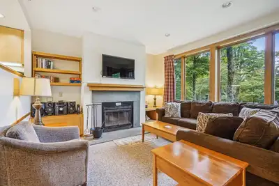 Image de Inviting Country Setting with access to sports center, pool, hot tub - Highridge D18