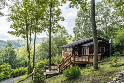 Image de A Red Chalet - Linville home with firepit & views!