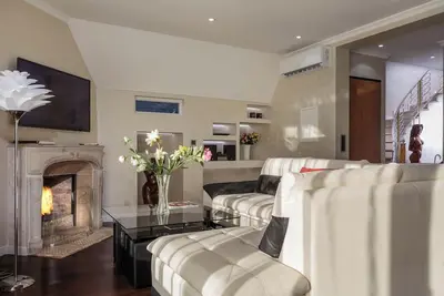 Image de Penthouse de Luxe avec Jacuzzi et Vue sur Jardin - Centre de Luxembourg