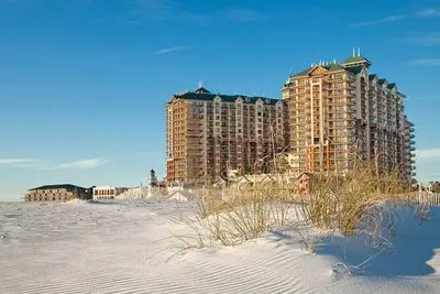 Image de 3 Bedroom Deluxe Condo w/ Pool View on Destin Beach at Emerald Grande Resort!
