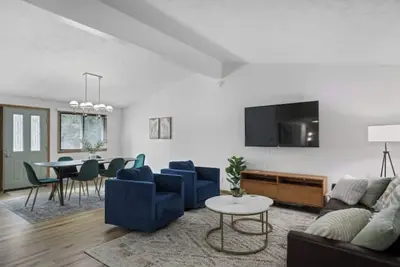 Image de Central Location+ 2 living spaces+ covered patio!