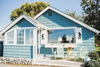 Image de Cottage On the Bay - Queen, Jetted tub, Full Kitchen, water view