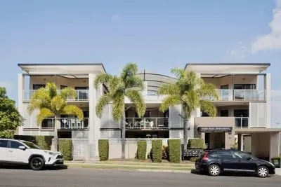 Image de Spacious beachy apartment with leafy outlook. Close to airport, bus, train, shops