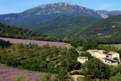 Image de Hameau Des Oraisonis avec vue sur les montagnes, piscine privée et Wi-Fi