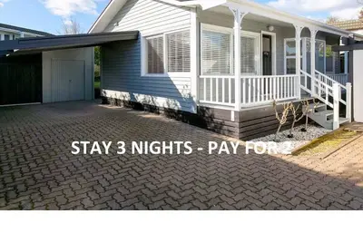 Image de Across the Lake - Walk to Town