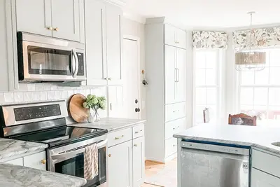 Image de Spacious, serene retreat near downtown Blacksburg with privacy, outdoor beauty, and modern comfort