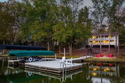 Image de Dog Friendly with 4 Master Suites, Dock, Fire Pit
