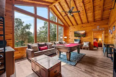 Image de Huge 10 Bdrm Retreat! Private + Hot Tub!