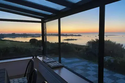 Image de Villa lumineuse avec vue imprenable sur l'océan.