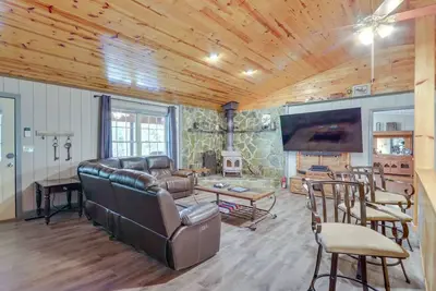 Image de Large Cabin w/Hot Tub, Game Room & Fire Pit! 15 min from Helen. Pet Friendly