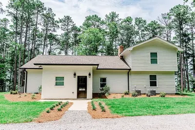 Image de Kamp Gem Awaits! A beautiful lakefront retreat on “Georgia’s Freshwater Coast. \"