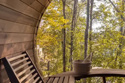 Image de Stunning modern chalet nestled in the breathtaking Laurentian mountains.