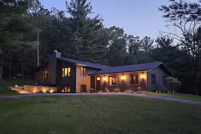 Image de Cabin with hot tub, heated swimming pool and acres of backyard hiking