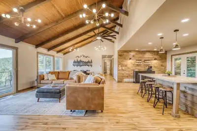 Image de Family-Friendly Mountain Lodge: Hot Tub- Theater- Game Room- Fire Pit- Play Room