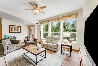 Image de Convenient home with lake and dock access