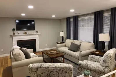 Image de Newly renovated. . . 3 Bed/2 Bath close to Boston, Gillette Stadium & trains.