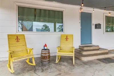 Image de 4 Bedroom Oasis - Middle of Downtown Lafayette! !