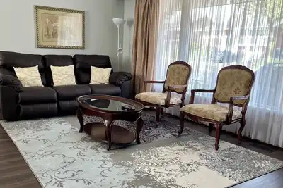 Image de Etobicoke House close to Airport and other Amenities