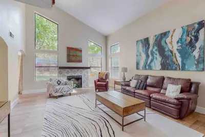 Image de Charming 3 bedroom, with an incredible backyard.