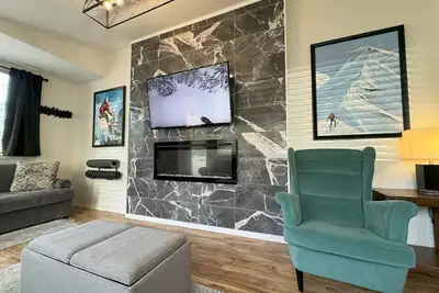 Image de Cozy First-Floor Condo • 2 Fireplaces • Sleeps 6 • Near Schweitzer Mtn