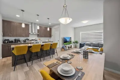 Image de Luxury Home Mins to Airport |King Bed |3br