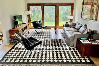 Image de Step into the Past: Stylish 1970s Mid-Century Vrbo for a Vintage Getaway!