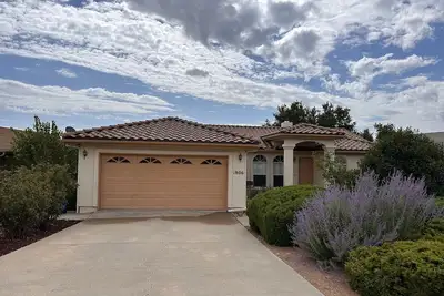 Image de Home close to downtown with mountain views, deck, fenced backyard, & fast WiFi